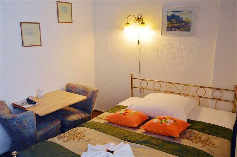 Hotel Pension Ingeborg Berlim Exterior foto