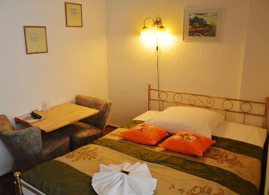 Hotel Pension Ingeborg Berlim Exterior foto